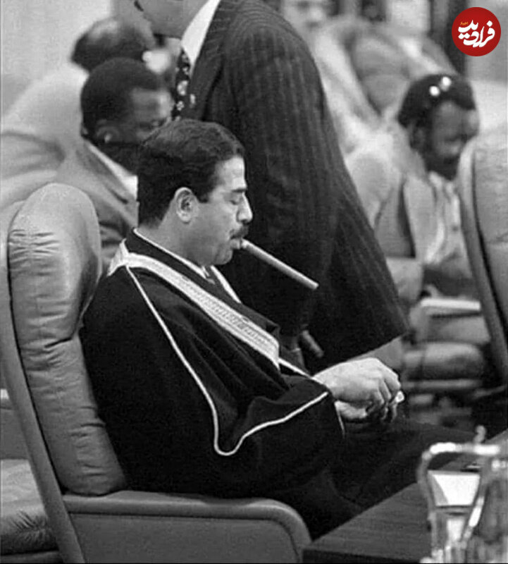 عکس/ صدام حسین در حال روشن کردن سیگار برگ در سالن اجلاس سران عرب؛ سال ۱۳۶۰