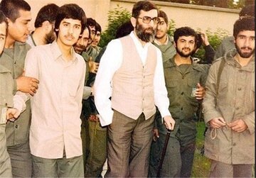 عکس/ رهبر انقلاب در ۲۴ سالگی در سفر به استان گیلان به همراه یک دوست لبنانی؛ سال ۴۲