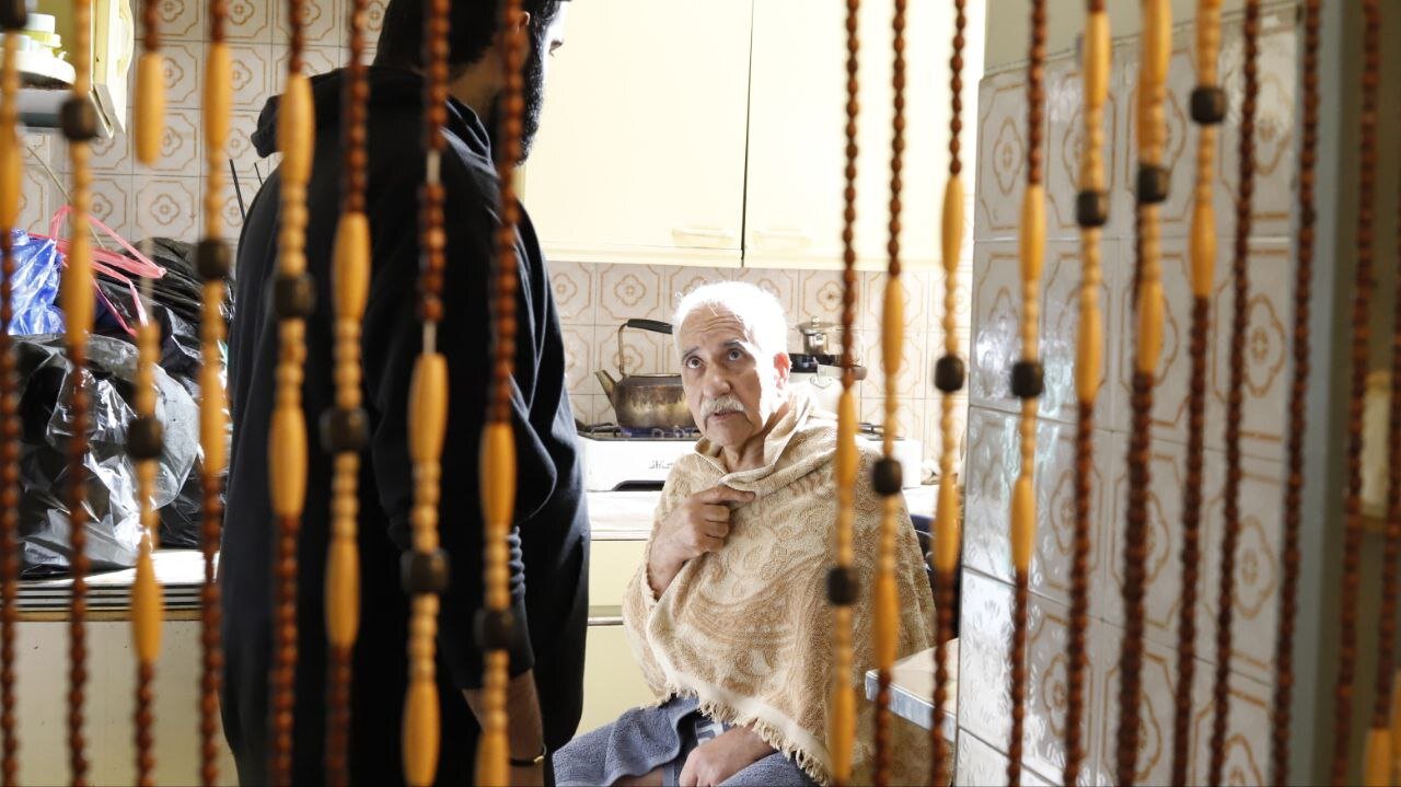 مردی که میترسد  بمیرد و جسدش در تنهایی بو بگیرد