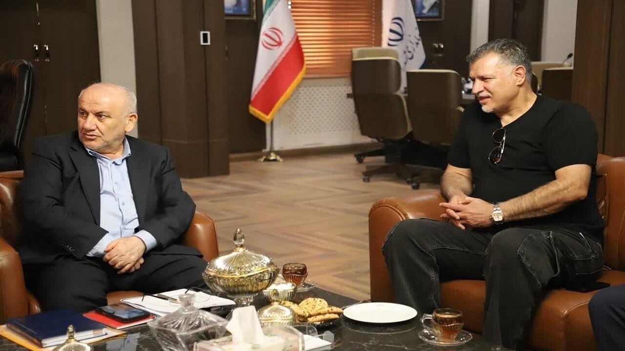 عکس | دیدار علی دایی با یک مقام دولتی پس از جنگ 2