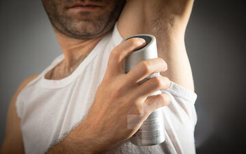 عوارض وحشتناک استفاده از سنگ مرداب/ ارتباط دئودورانتها و شوره سر عوارض وحشتناک استفاده از سنگ مرداب/ ارتباط دئودورانتها و شوره سر