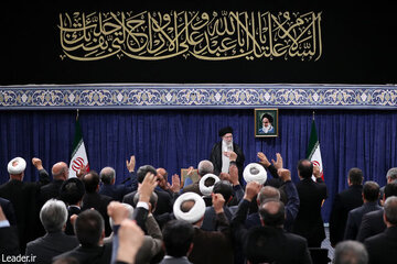 رهبر انقلاب: ملت با جهتگیریهای گوناگون سیاسی و وزن متفاوت مذهبی پای ایران عزیز ایستاد / خداوند نصرت ملت ایران را تضمین کرده است