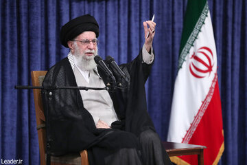 رهبر انقلاب: ملت با جهت‌گیری‌های گوناگون سیاسی و وزن متفاوت مذهبی پای ایران عزیز ایستاد/ خداوند نصرت ملت ایران را تضمین کرده است