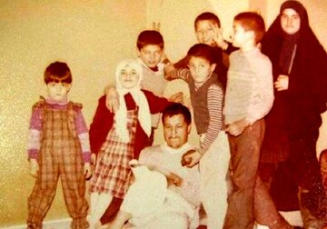 عکس/ هاشمی رفسنجانی در کنار مادر و همسرش در منزل؛ دهه ۶۰