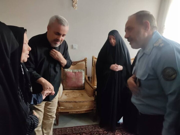 وزیر دفاع با خانواده شهید باقری دیدار کرد+تصویر