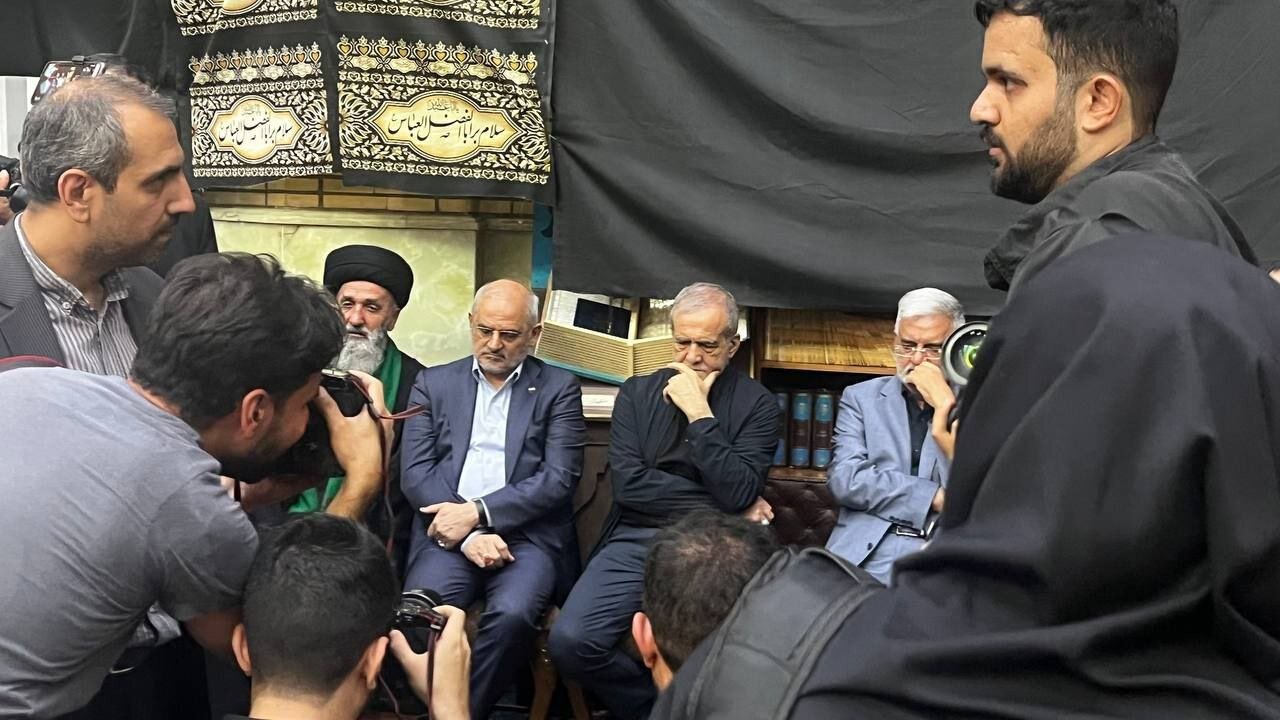 تصویری از حضور پزشکیان در مراسم بزرگداشت ۵۷ شهید جنگ ۱۲ روزه ارتش