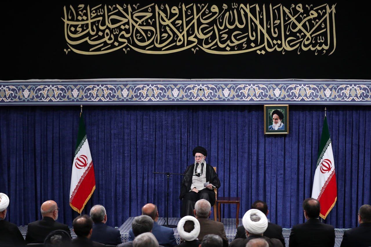 رهبر انقلاب: ملت با جهتگیریهای گوناگون سیاسی و وزن متفاوت مذهبی پای ایران عزیز ایستاد/ خداوند نصرت ملت ایران را تضمین کرده است