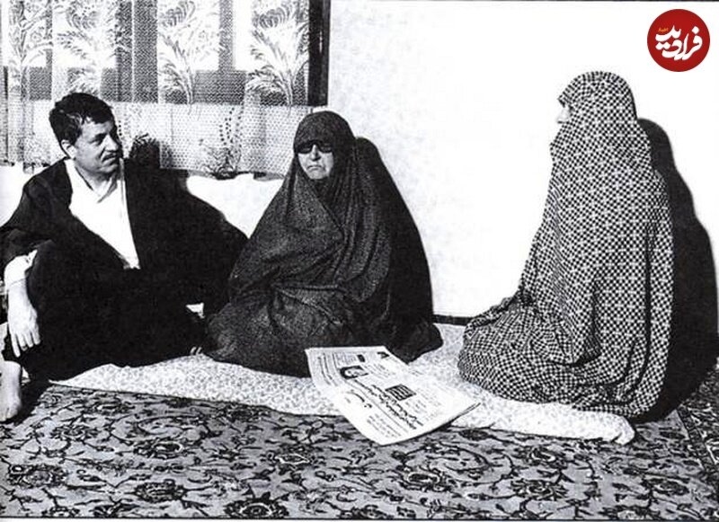 عکس/ هاشمی رفسنجانی در کنار مادر و همسرش در منزل؛ دهه ۶۰