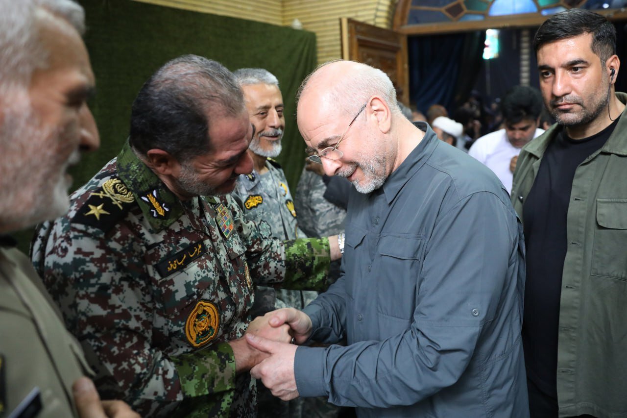 روسای دو قوه در یک مراسم یادبود/ خوش و بش فرمانده قرارگاه مشترک پدافند با قالیباف+تصاویر