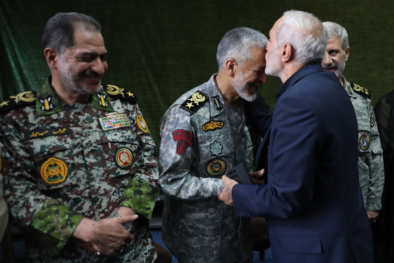 روسای دو قوه در یک مراسم یادبود/ خوش و بش فرمانده قرارگاه مشترک پدافند با قالیباف+تصاویر