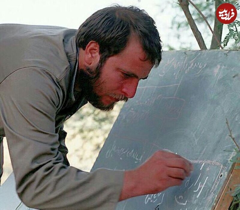 عکس/ محمدباقر قالیباف پای تخته سیاه در حال آموزش نیروها در جبهه؛ دهه ۶۰