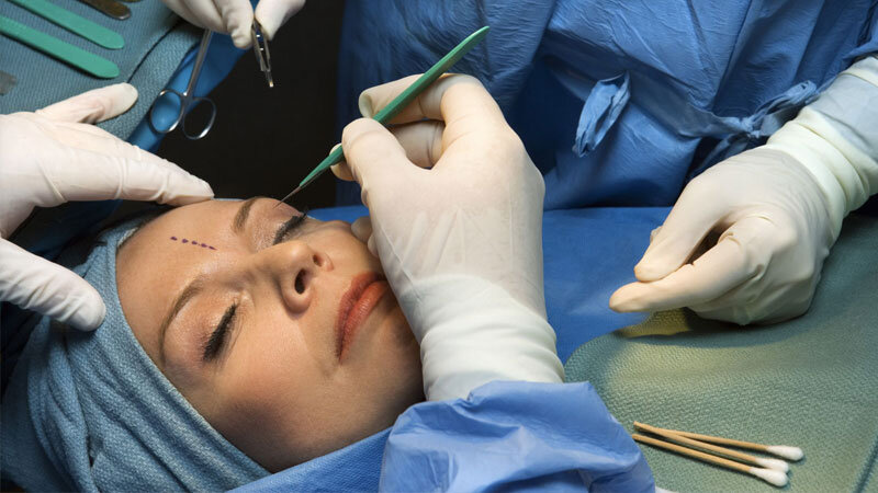 مصوبهای که جنجالی شد، تیغ جراحی زیبایی بهدست چهکسانی سپرده میشود؟/ زیباجویان فریب عناوین فریبنده را نخورند