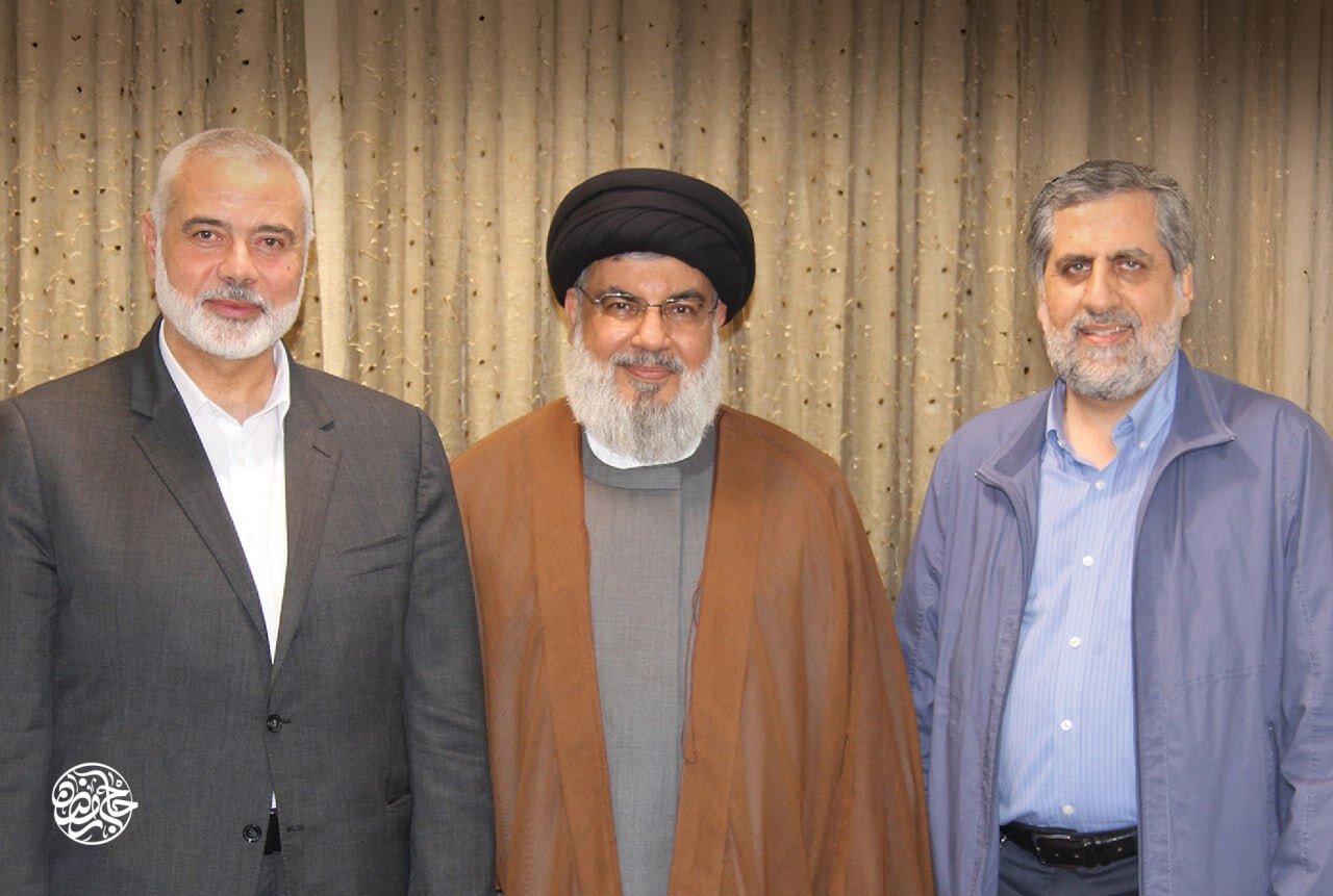 تصویری از حاج رمضان در کنار رهبران مقاومت