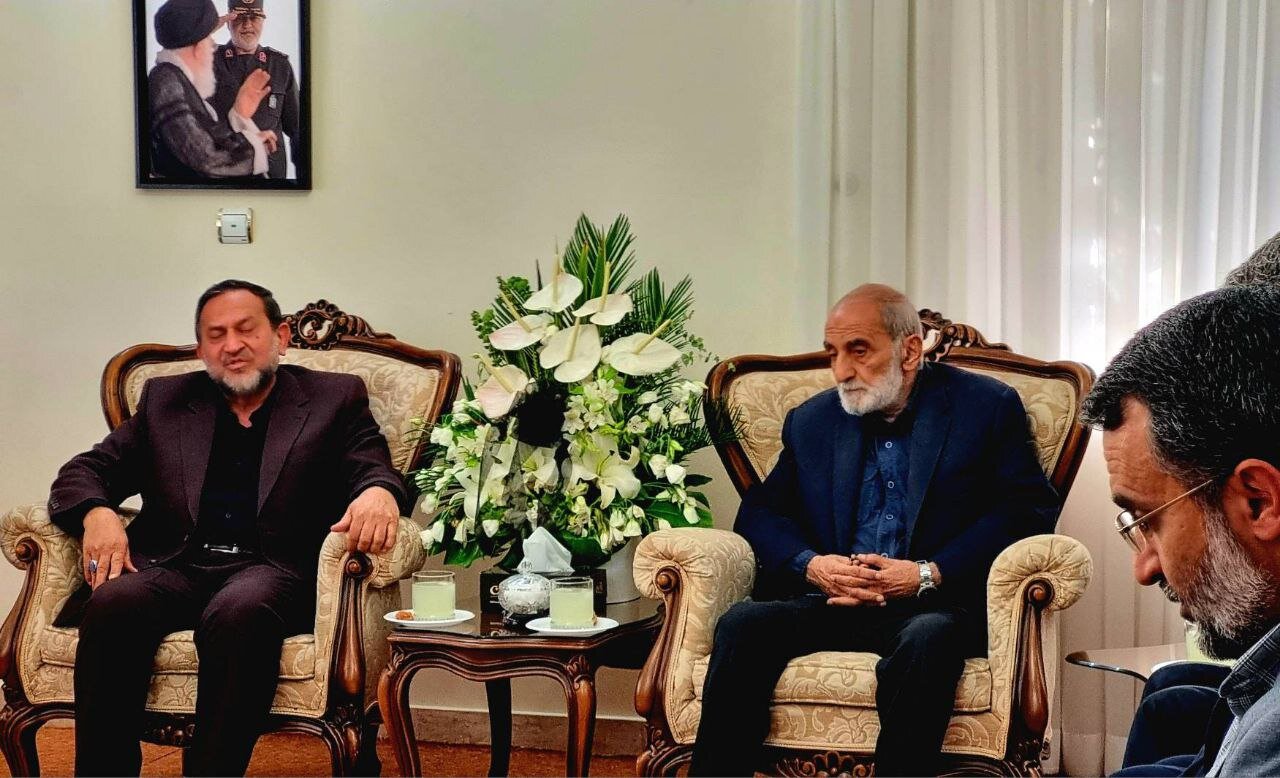 دیدار جمعی از مدیران رسانه‌ای کشور با خانواده سردار سلامی + تصاویر