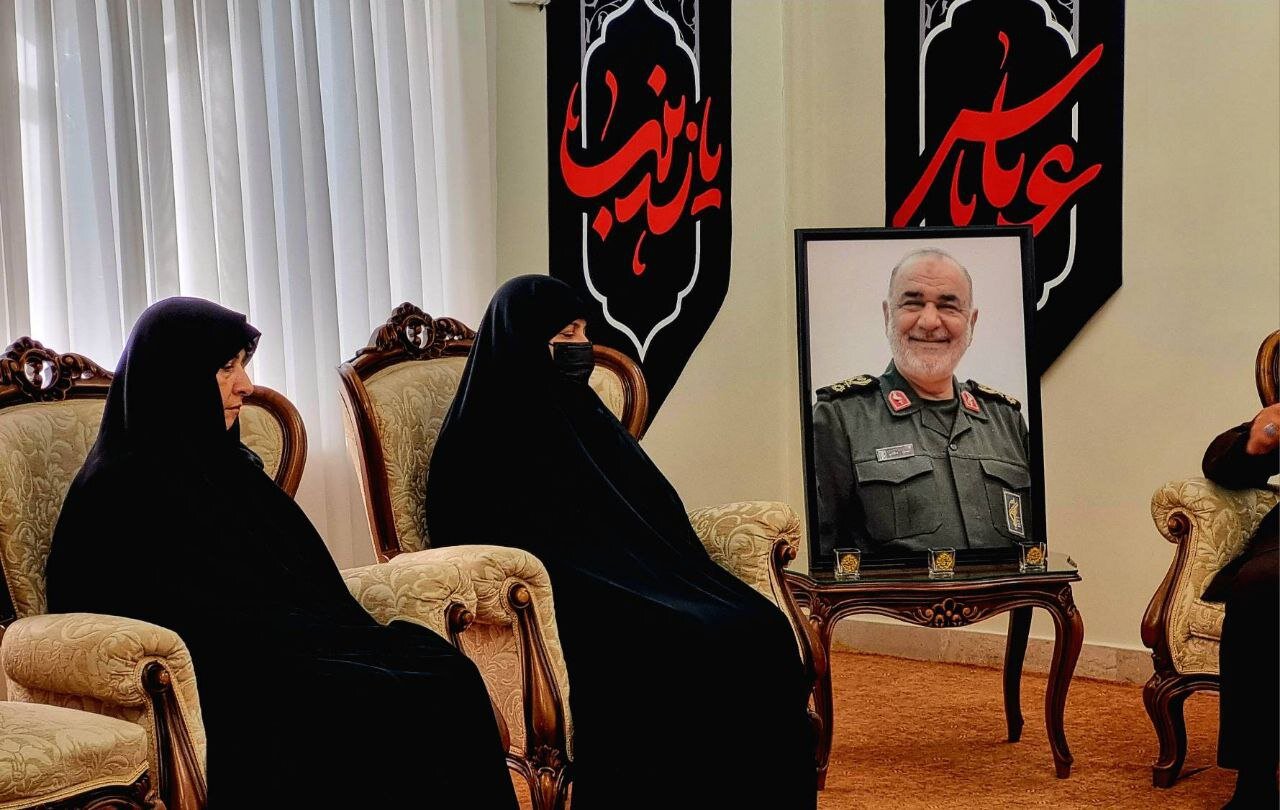 دیدار جمعی از مدیران رسانه‌ای کشور با خانواده سردار سلامی + تصاویر