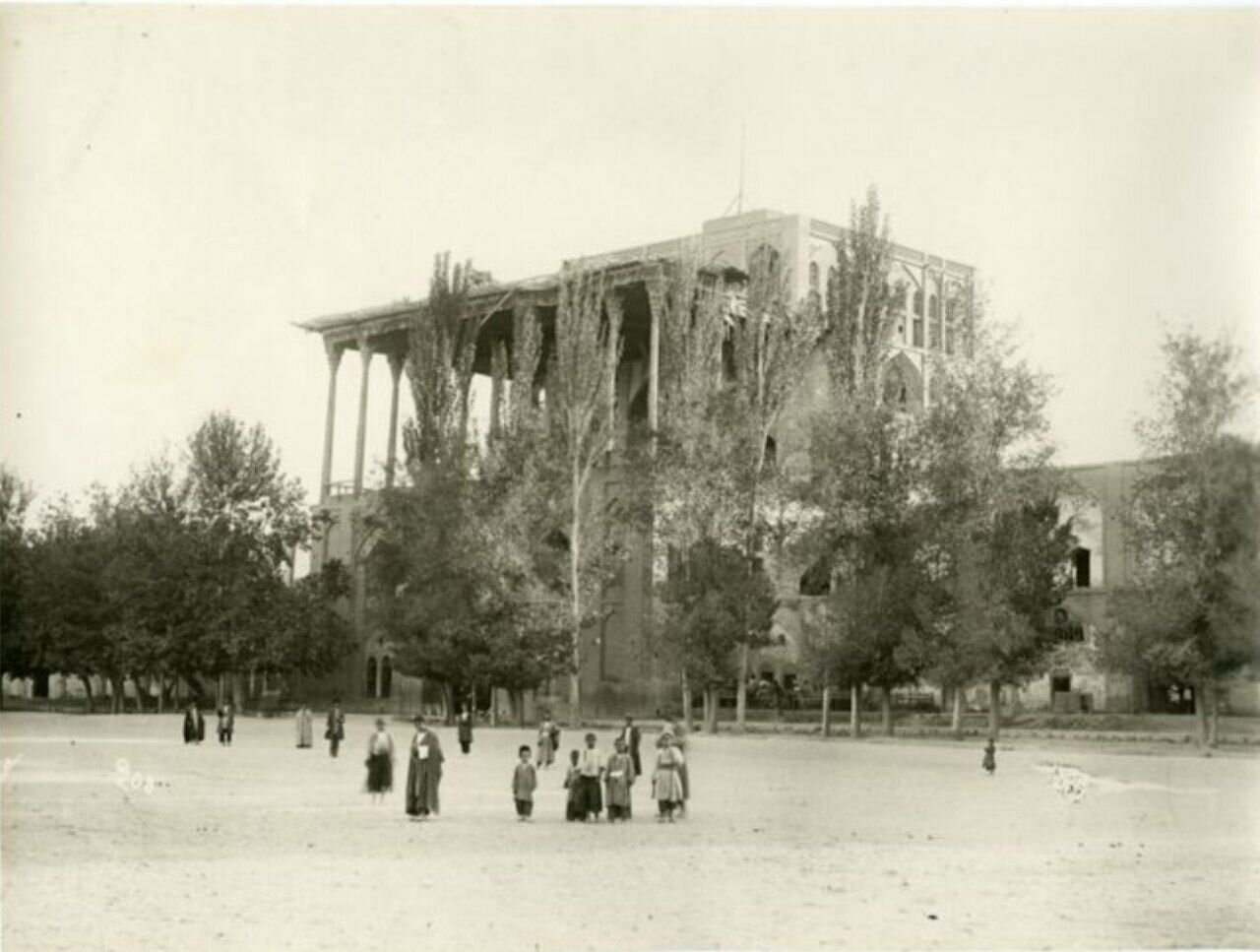 قابهایی از تاریخ و هنر «اصفهان» در دوره «قاجار»/از نقش جهان و عالیقاپو تا منارجنبان و پل خواجو