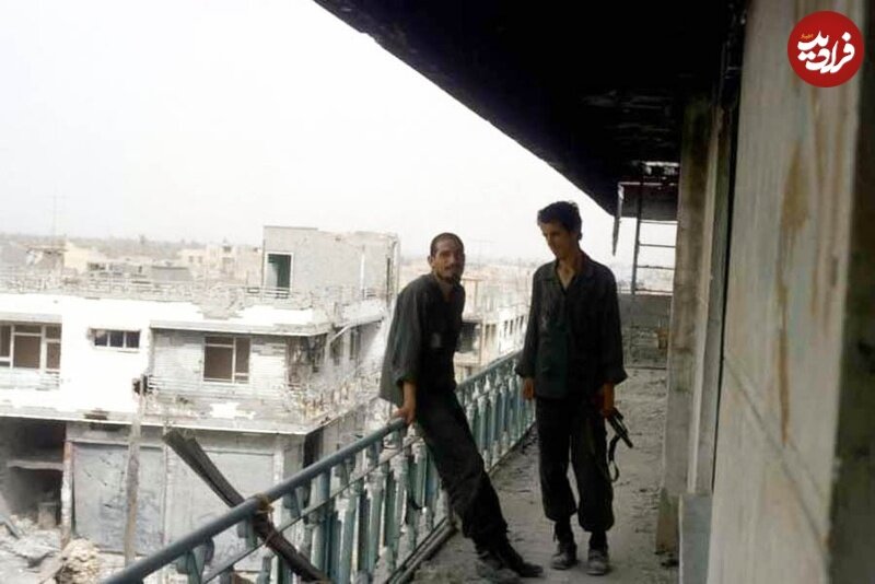 عکس/ سردار صفوی در کنار حسن باقری در میان ویرانه‌های خرمشهر؛ دهه ۶۰