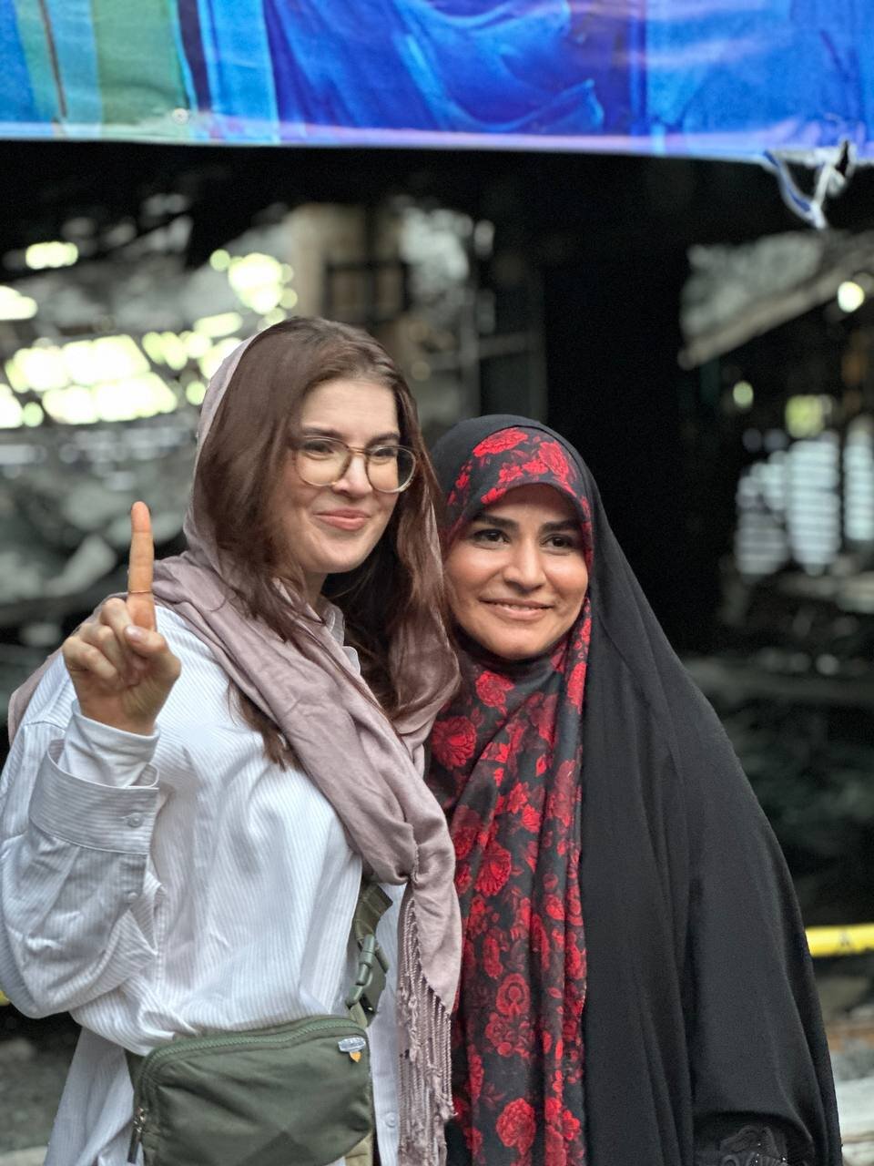 عکس | عکس یادگاری خبرنگار آمریکایی با سحر امامی مقابل ساختمان شیشهای