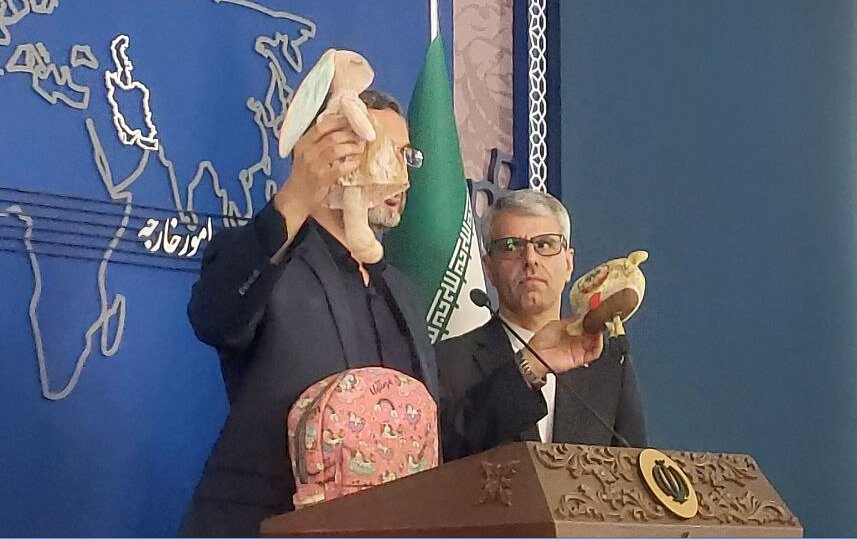 میهمان ویژه نشست خبری سخنگوی وزارت خارجه با عروسک شهید خردسال آمد/عکس