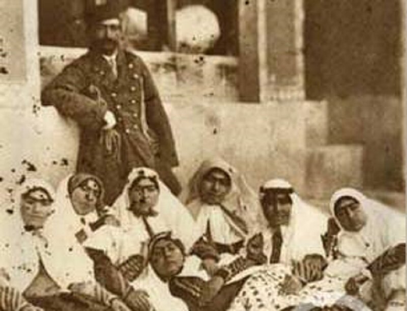 در یادداشت‌های ناصرالدین‌شاه آمده است: «روزی به اندرون رفتم و مشاهده کردم که زنان در حال پنهان شدن هستند!»