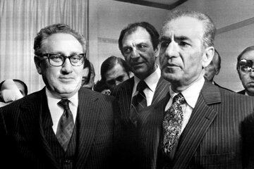 عکس/ محمدرضا پهلوی پس از سوءقصد، روی تخت بیمارستان؛ سال ۱۳۲۷