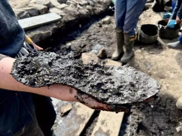 کشف کفش غولآسا، باستانشناسان را شگفتزده کرد / عکس