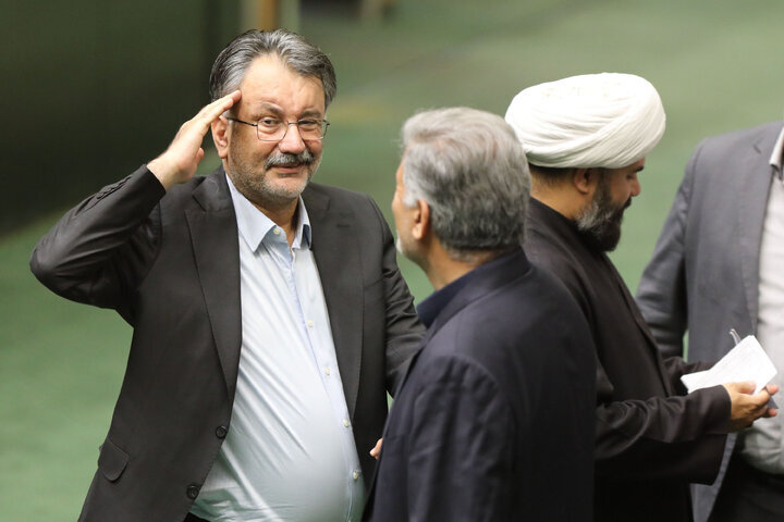 عکس دسته جمعی در مجلس/ سلام نظامی آقای نماینده