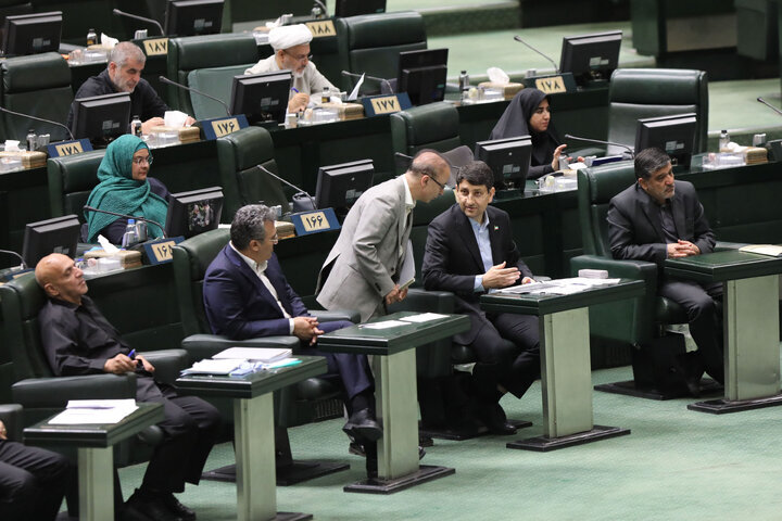 عکس دسته جمعی در مجلس/ سلام نظامی آقای نماینده