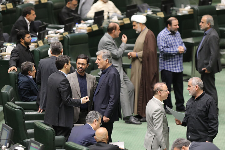 عکس دسته جمعی در مجلس/ سلام نظامی آقای نماینده