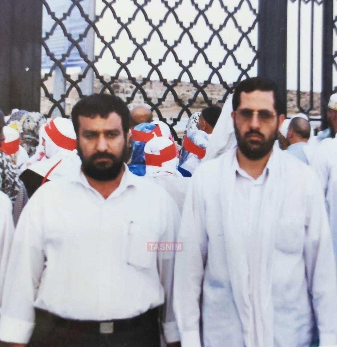 تصویری از حاج رمضان و سید رضی در کنار قبرستان بقیع