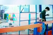 ببینید | لحظه هولناک سقوط کارگر کارخانه در چاله آسانسور به‌دلیل حواس‌پرتی ناشی از استفاده از تلفن همراه