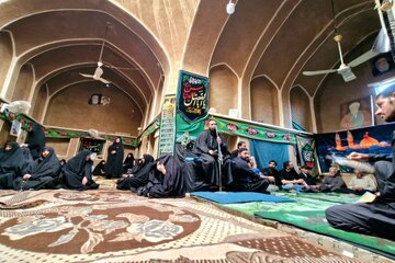 خانهای که دیوارهایش هنوز برای حسین(ع) گریه میکنند خانهای که دیوارهایش هنوز برای حسین(ع) گریه میکنند