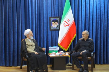 در دیدار پزشکیان با آیت الله اعرافی چه گذشت / تاکید ویژه مدیر حوزه های علمیه بر تعامل دین و حکومت + تصویر
