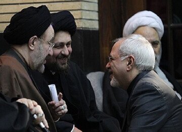 عکس/ ظریف در کنار سیدمحمد خاتمی در حاشیه یک نشست؛ سال ۷۶