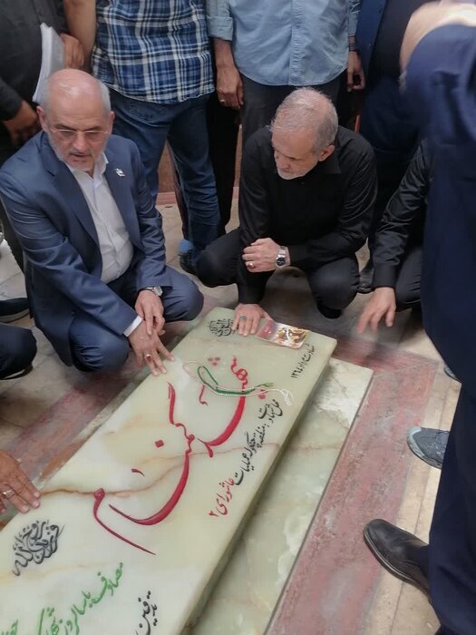 علت سفر سرزده پزشکیان به قم چه بود؟ + تصویر حضور رییس دولت بر سر مزار شهید جنگ 12 روزه