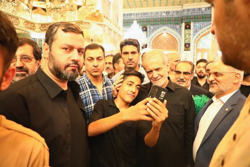 تصاویری از سفر رئیس جمهور به قم؛ از حضور در میان مردم تا حال و هوای زیارت حرم 3