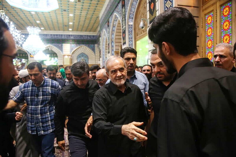 تصاویری از سفر رئیس جمهور به قم؛ از حضور در میان مردم تا حال و هوای زیارت حرم 6