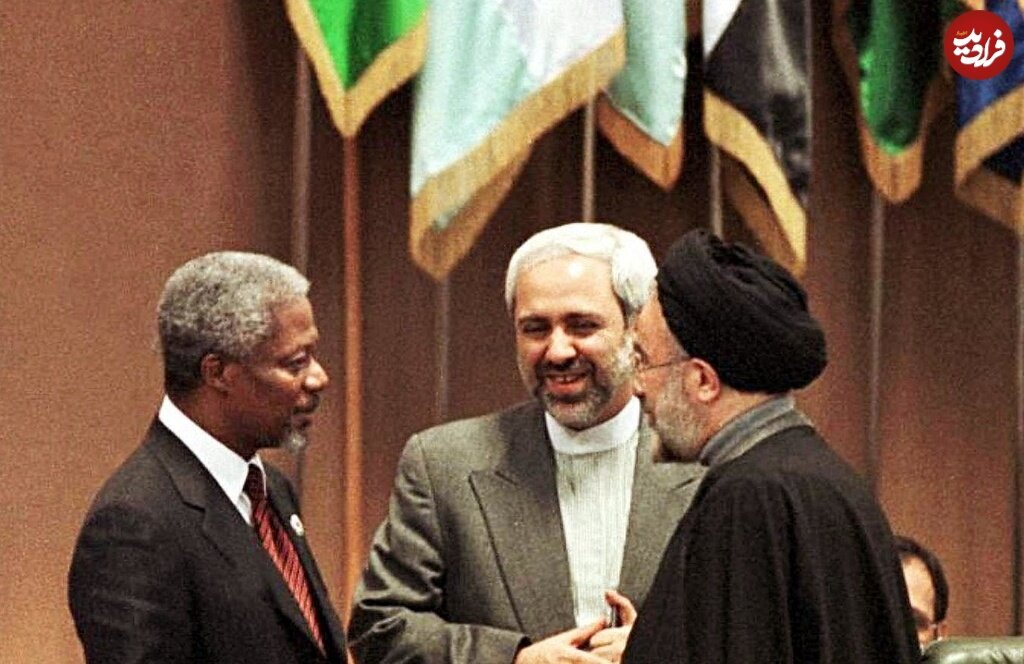 عکس/ ظریف در کنار سیدمحمد خاتمی در حاشیه یک نشست؛ سال ۷۶