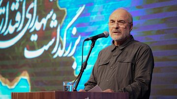 تصویری از حضور قالیباف در منزل سرلشکر شهید غلامرضا محرابی