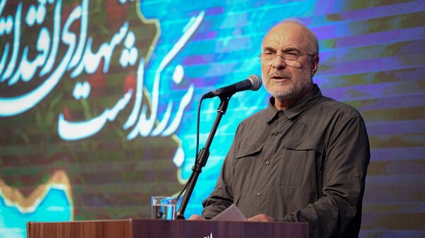 تصویری از حضور قالیباف در منزل سرلشکر شهید غلامرضا محرابی