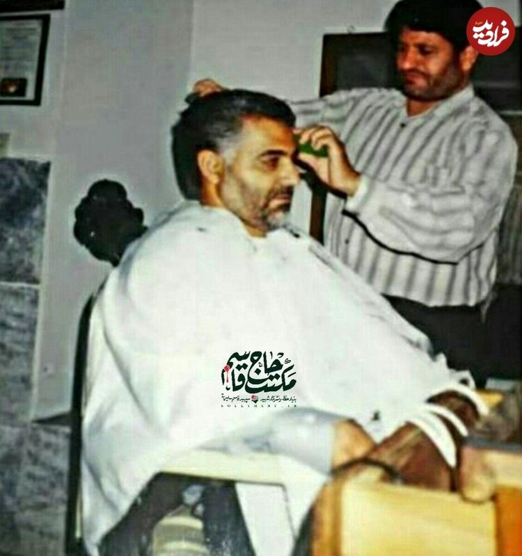 عکس/ سردار سلیمانی در حال کوتاه کردن موهایش در آرایشگاه؛ دهه ۸۰