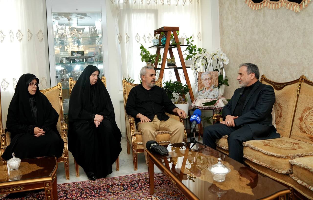 عراقچی با خانواده سردار شهید باقری دیدار کرد/عکس