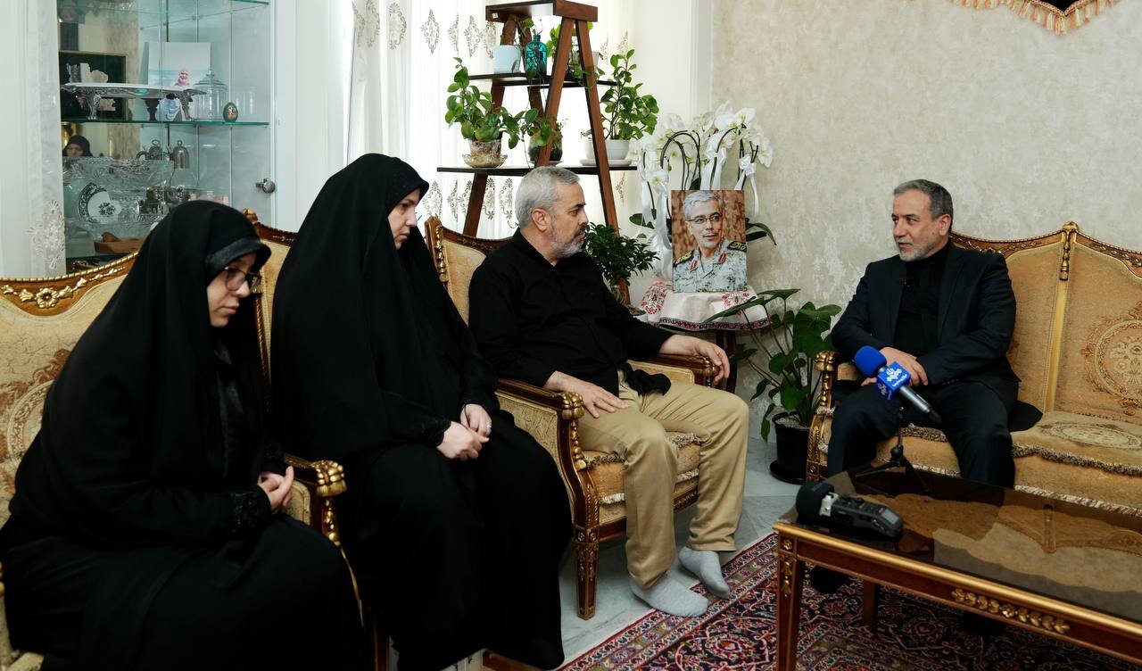 عراقچی با خانواده سردار شهید باقری دیدار کرد/عکس