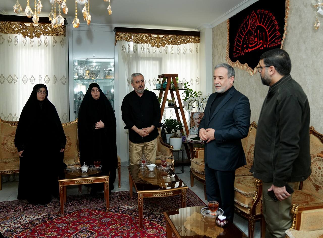 عراقچی با خانواده سردار شهید باقری دیدار کرد/عکس