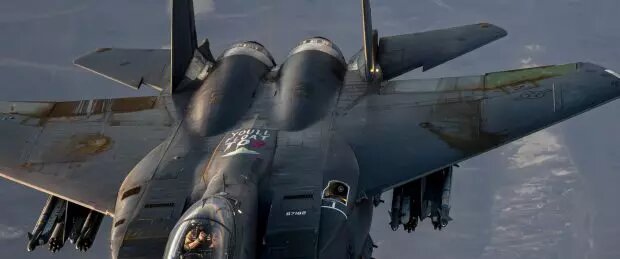 وضعیت عجیب جنگنده آمریکایی در خاورمیانه / چه بلایی سر این «اف ۱۵» آمده است؟ / عکس