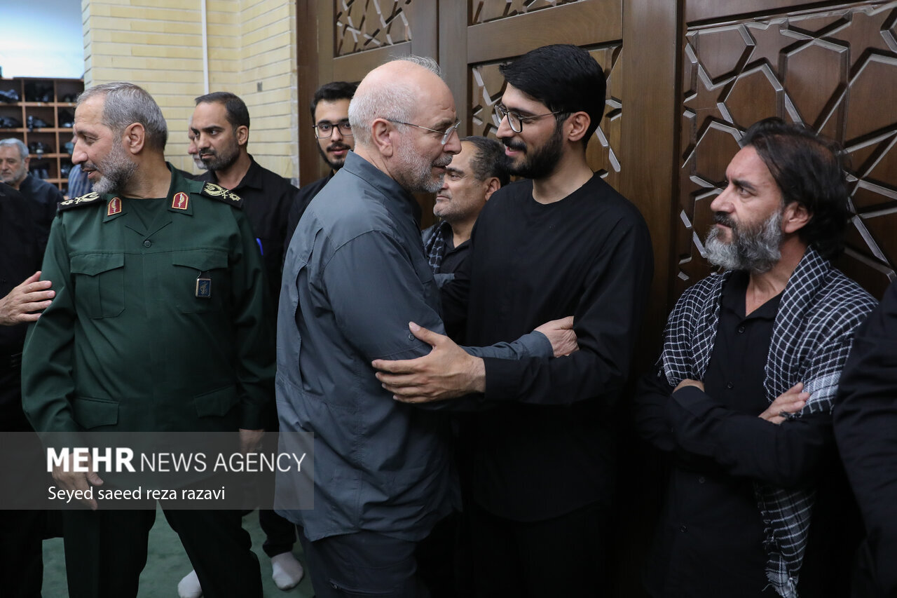 تصاویری از مراسم چهلم شهدای نیروی هوافضای سپاه/ هم قالیباف بود و هم قاآنی/ مداح معروف در مراسم مداحی کرد