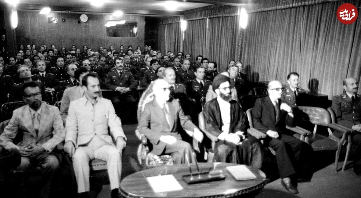 عکس/ بازرگان، آیتالله خامنهای و داریوش فروهر در جمع فرماندهان شهربانی