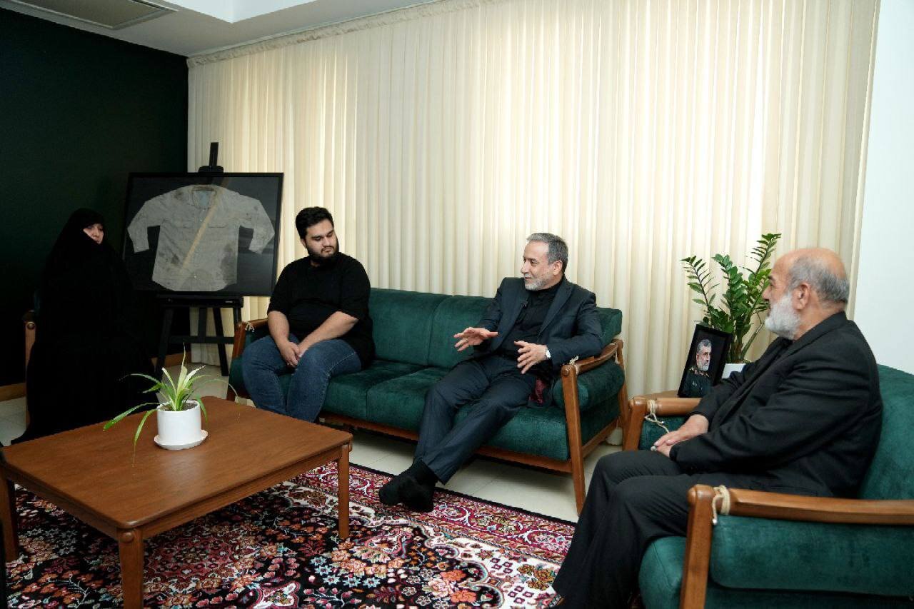 دیدار عراقچی با خانواده شهید حاجی زاده/ تبریک و تسلیت وزیر امور خارجه به خانواده فرمانده نیروی هوافضای سپاه + تصاویر
