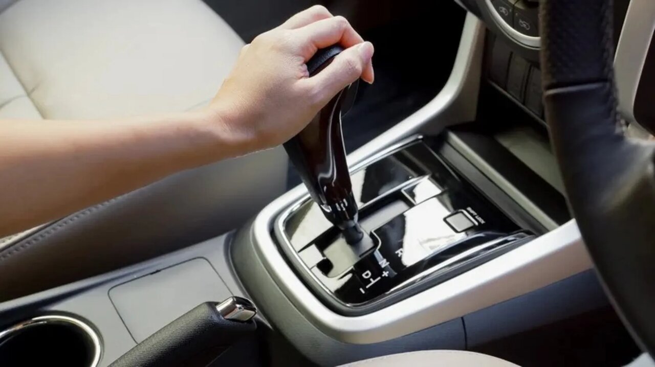 چه زمانی از دنده خلاص (N) در خودروهای اتوماتیک استفاده کنیم؟