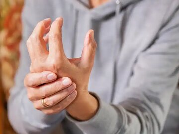 لرزش غیرارادی دست‌ها/ مبتلایان چه کنند؟ 